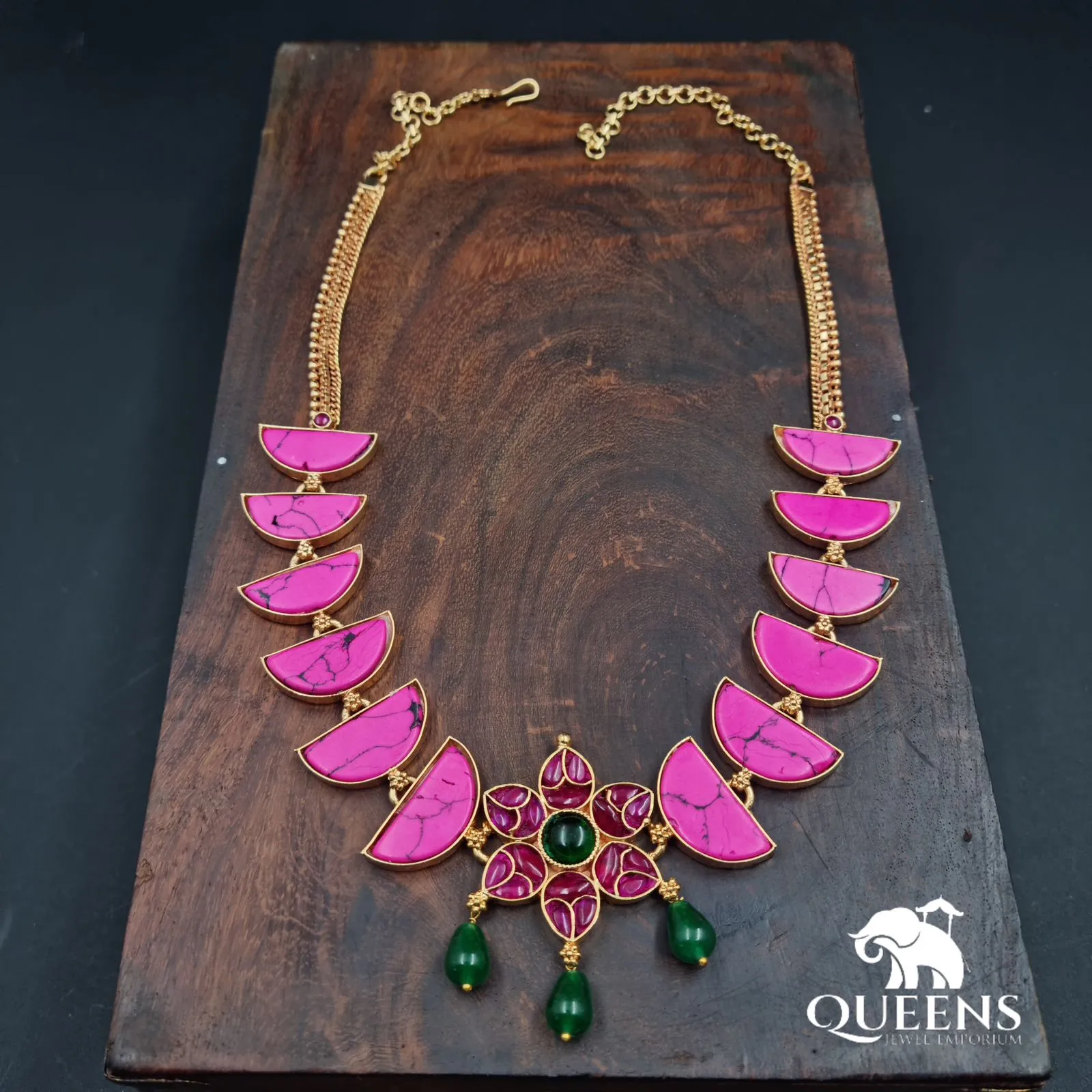 DHAYALINI KEMP NECKLACE