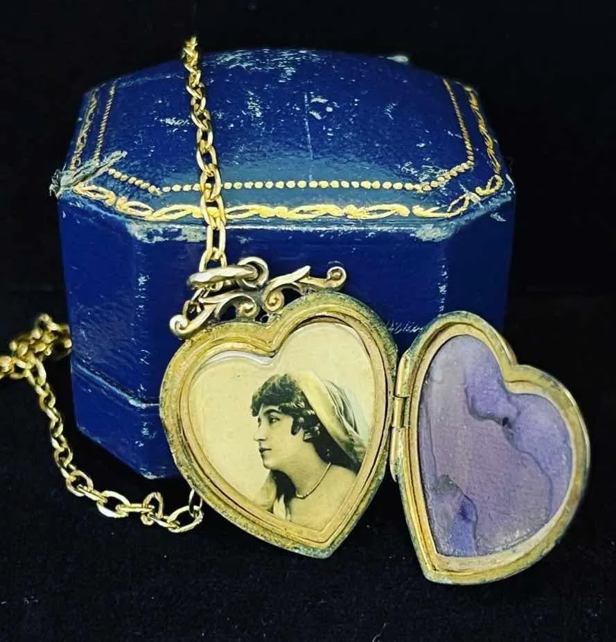 Edwardian 9ct Chinoiserie Swallow Locket