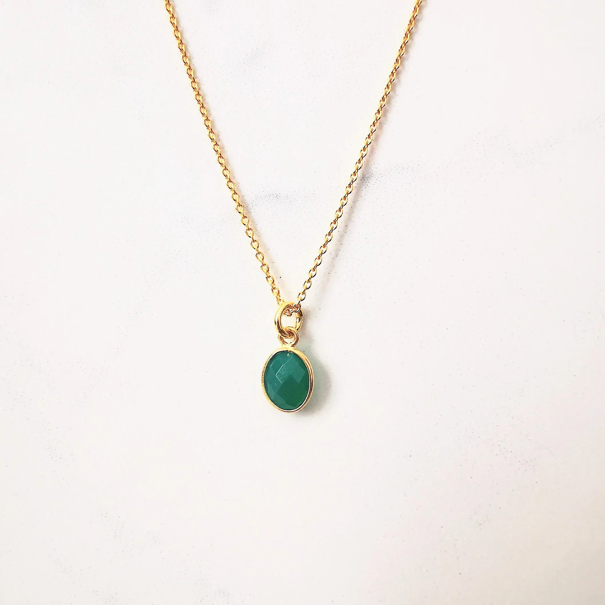 Gold Green Oval Onyx Pendant Necklace
