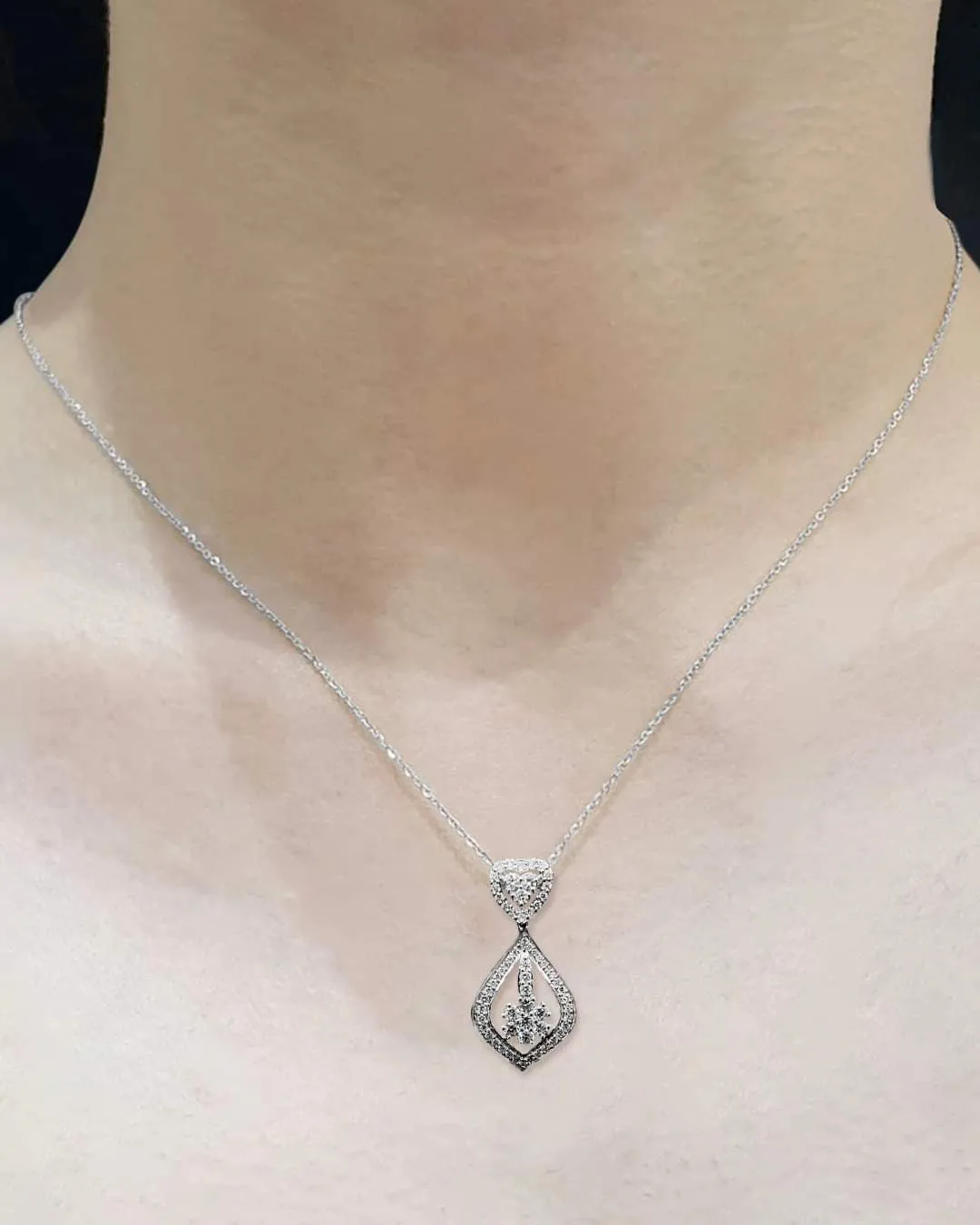 #LVNA2024 | Heart Halo Drop Diamond Necklace 18kt