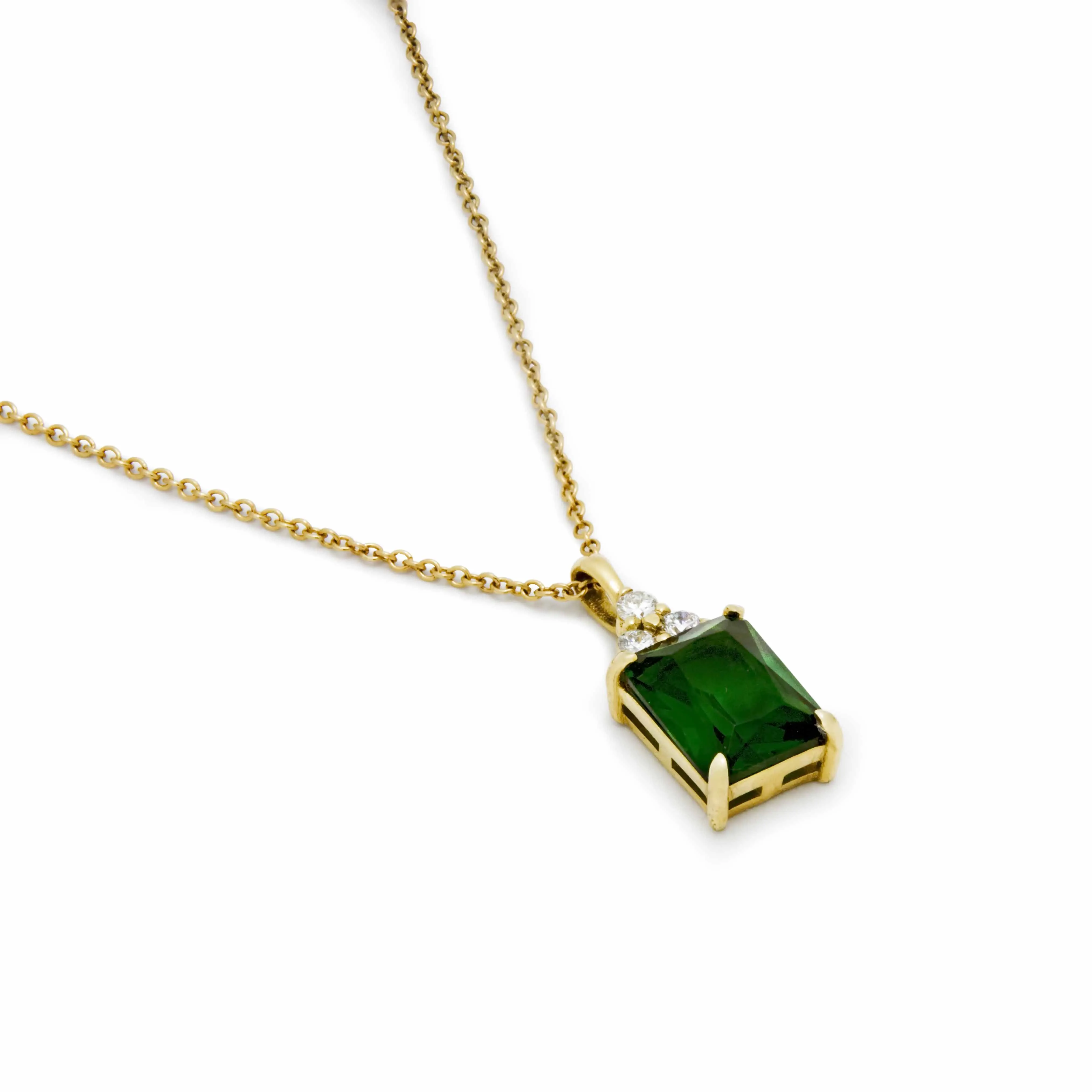 NG4792 Elegant Gold Emerald and Diamond Pendant Necklace