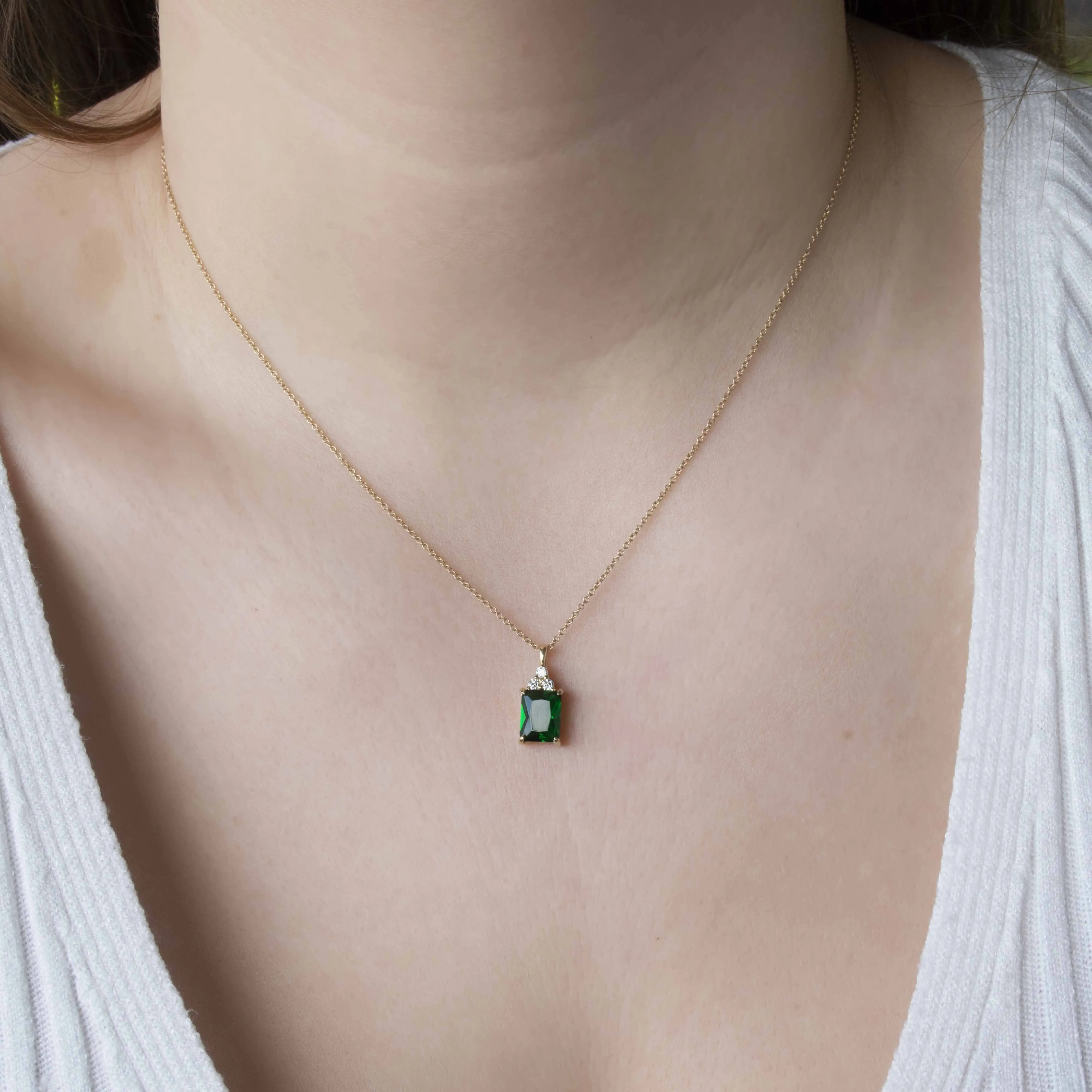 NG4792 Elegant Gold Emerald and Diamond Pendant Necklace