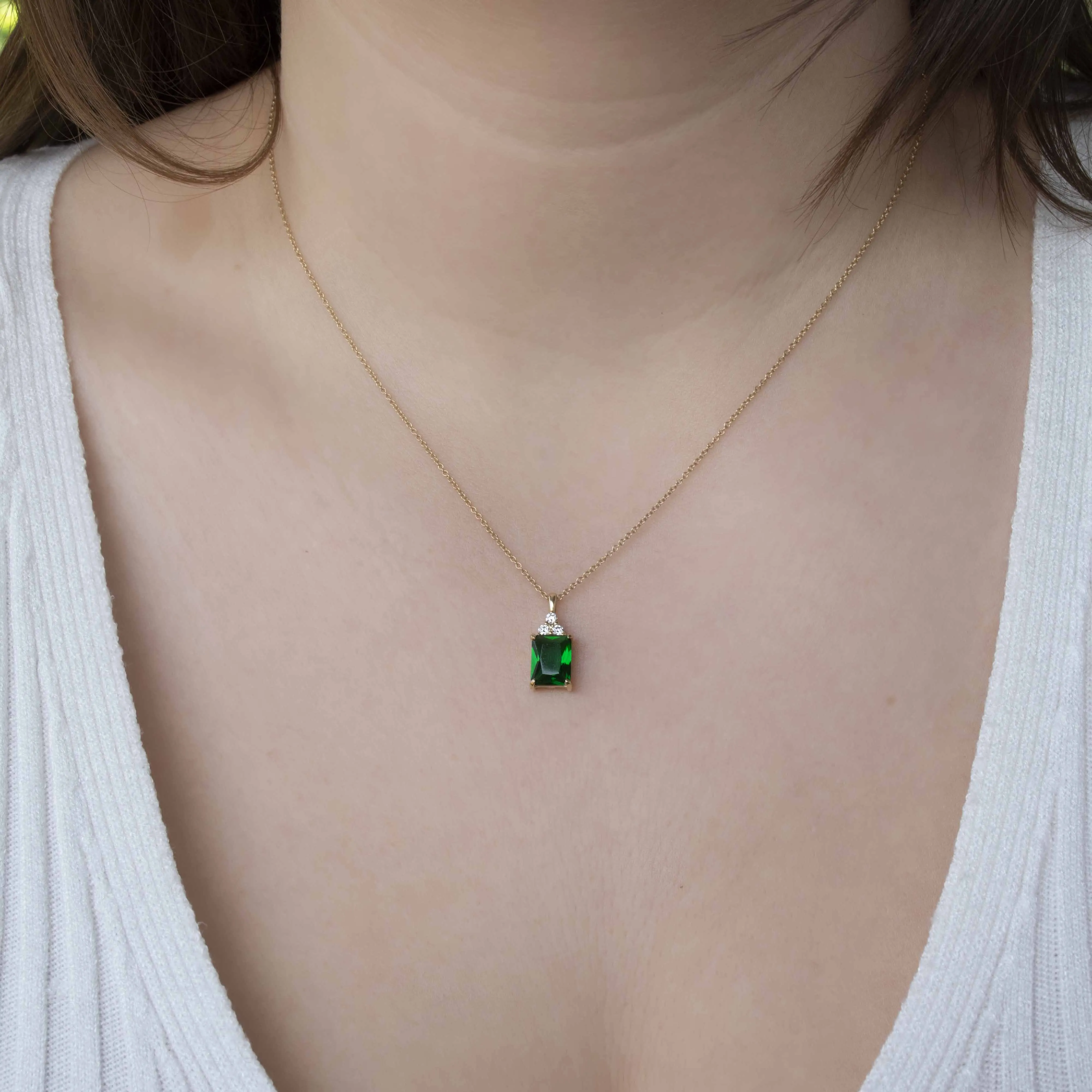 NG4792 Elegant Gold Emerald and Diamond Pendant Necklace