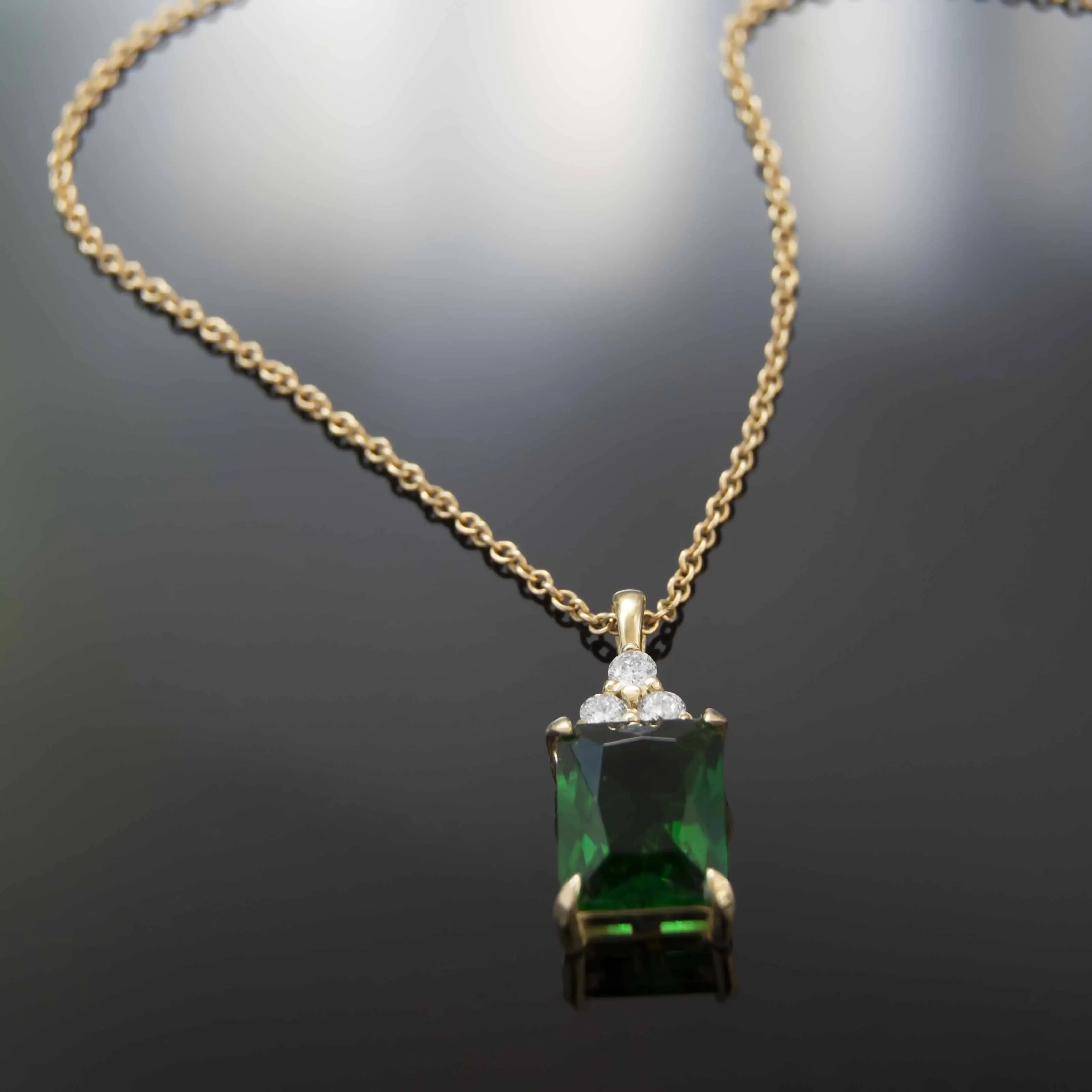 NG4792 Elegant Gold Emerald and Diamond Pendant Necklace