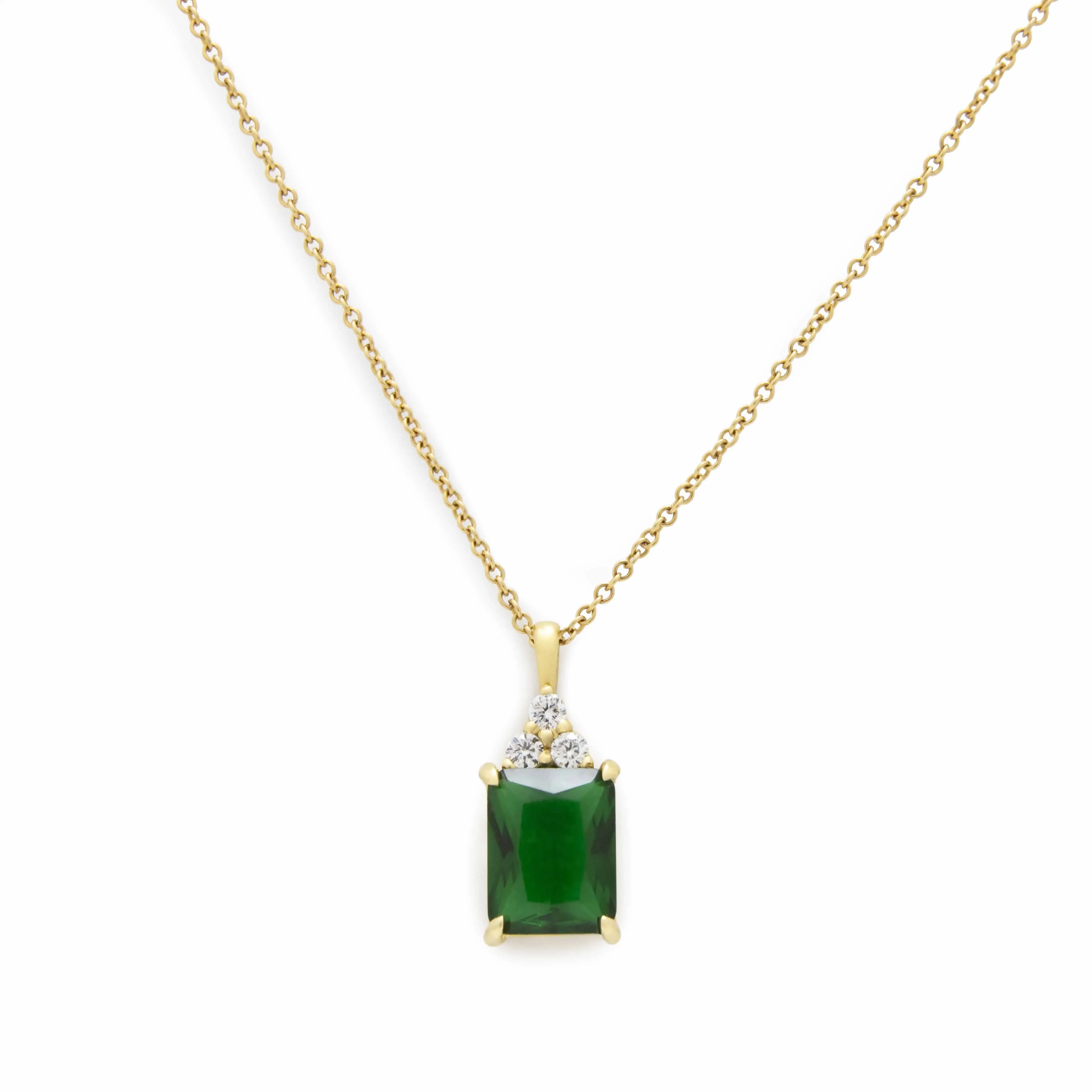 NG4792 Elegant Gold Emerald and Diamond Pendant Necklace