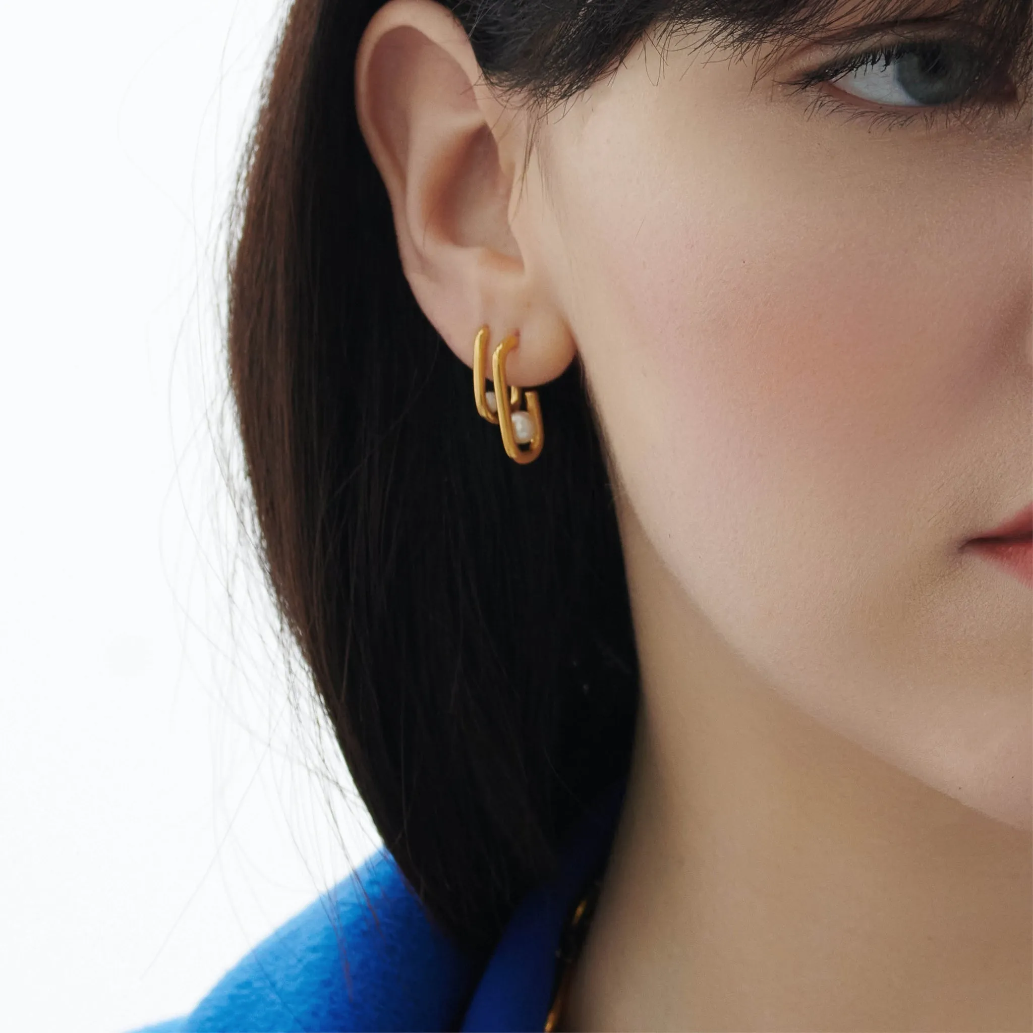 Stellar White Pearl Huggie Hoop Earrings - Gold - BPE08GP